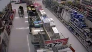 Überwachungskamera-Aufnahmen von Grant Hayes bei Walmart, wo er Salz kaufte.