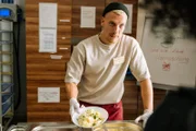 Ronnies erster Tag in der Klinik: Cateringmann Tim (Felix Lobrecht) serviert sein berühmtes Eierragout.