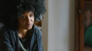 Ronnie (Zoe Magdalena) spricht mit Frau Jacobsen über die anstehende Halloweenparty. Sie hat Angst davor. Snacks, Smalltalk, Spaß haben – alles nicht ihr Ding. Doch Frau Jacobsen spricht ihr Mut zu.