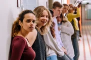 Esta (Saron Degineh, l.) und Gina (Daria Vivien Wolf, 2.v.l.) amüsieren sich über die anfängliche Sturheit von Ronnie.