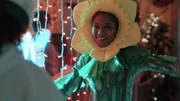 Ronnie (Zoe Magdalena) genießt die Halloweenparty in ihrem triggerfreien Blumenkostüm. Für den Moment scheint alles perfekt. Doch kurze Zeit später gerät alles aus den Fugen.