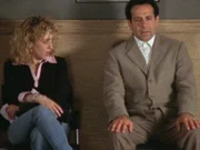 Sharona (Bitty Schram) leidet unter ihren vermeintlichen Wahnvorstellungen und hat Angst, dass ihre Zusammenarbeit mit Monk (Tony Shalhoub) Schuld daran ist.