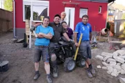Einen wild romantischen Bauerngarten mit Bienen und Hühnern wünschen sich Sabine und Dörte aus Mettmann. Eine Angelegenheit für die Beet-Brüder Henrik, Ralf und Claus!