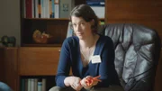 Therapeutin Frau Jacobsen (Minna Wündrich) bittet Ronnie mit Hilfe einer Kordel ihren Hüftumfang auf den Boden zu legen, so wie sie sich ihn vorstellt. Entspricht Ronnies Vorstellung der Realität?