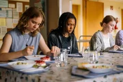 Ronnie (Zoe Magdalena, M.) ist fassungslos, wie viel Gina (Daria Vivien Wolf, l.) essen kann. Sie selbst kriegt keinen Bissen runter. (Komparsin im Bild)