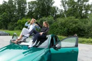 Laura Bilgeri und Lilian Klebow (l.) klettern tanzend zum Finale auf das Dach des Alfa Romeo Junior.