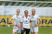 Laura Bilgeri (l.) und Lilian Klebow (r.) posieren für ein Foto mit Irene Fuhrmann, Teamchefin der Österreichischen Fußballnationalmannschaft der Frauen