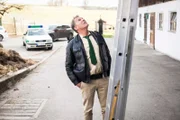 Franz Hubert (Christian Tramitz) überlegt, ob das der richtige Weg ist.