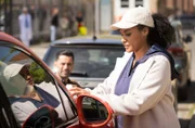 Die übermüdete Lucia Böhm (Vanessa Rottenburg) hat keine Nerven mehr mit Ilay Demir (Tan Caglar) über einen Kratzer an seinem Auto zu streiten, der überhaupt nicht da ist. Sie klemmt ihm einen Zettel mit ihrer Telefonnummer an die Scheibe und geht.
