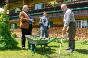Für die Kommissare Stadler (Dieter Fischer, l.) und Hansen (Igor Jefti?, M.) steht eine weitere Person unter Verdacht: Biobauer Lukas Hirsch (Rainer Haustein, r.).