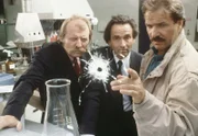 Horst Schimanski (Götz George, re.), sein Kollege Thanner (Eberhard Feik, li.) und Peter Schatz (Christoph Bantzer, Mitte) stossen im pharmazeutischen Labor auf Spuren des ermordeten Abteilungsleiter Jochen Bähr.