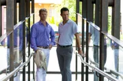 Da in Michaels (Jeffrey Donovan, r.) Portemonnaie mal wieder Ebbe herrscht, nimmt er einen Job bei dem Kunsthändler Scott Chandler (Joel Gretsch) an, der glaubt, von einem Unbekannten verfolgt zu werden.