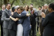 Lisbon (Robin Tunney, 3.v.l.) und Jane (Simon Baker, 4.v.l.) geben sich im Beisein von Rigsby (Owain Yeoman, 2.v.l.), Cho (Tim Kang, 3.v.l.), Grace (Amanda Righetti, 6.v.l.) und Abbott (Rockmond Dunbar, 5.v.r.) das Ja-Wort ...