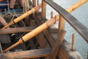 Die Schiffsruder, mit denen das Schiff vorwärts getrieben wird, sind in Nahaufnahme zu sehen.