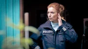 Verkehrte Welt? Jule Christiansen (Marleen Lohse) in Polizeiuniform.