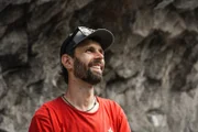Felix Erlacher posiert für ein Foto in Juval bei Naturns.