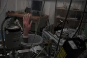 Auf dieser Puppenhand ist eine 0,006 Millimeter dicke Folie mit elektronischen Sensoren angebracht: mit Hilfe dieser „Smartskin“, einer künstlichen Haut, soll es Menschen mit Prothesen möglich sein, wieder zu fühlen wie mit einer echten Haut.