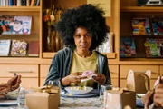 Ronnie (Zoe Magdalena) stellt sich ihrem Endgegner – einem Donut.