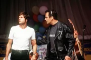 "Soko Kitzbühel", "Todesmelodie." Tommy Kurtz, ein Star der volkstümlichen Schlagermusik, der mit seinem Hit "Wenn dich die Liebe schützt" Millionen verdient hat, wird während eines Konzerts - trotz Bodyguardbewachung - Ziel eines Anschlags. Sein Manager Stefan Falk, der urplötzlich verschwunden ist, die junge, gar nicht so traurige Witwe Gabriele und die Chefin des Tommy-Kurtz-Fanklubs von Kitzbühel - sie alle sind für Karin und Andreas verdächtig, in das Aufsehen erregende Verbrechen verwickelt zu sein.Im Bild (v.li.): Harald Schröpfer (Paul Styx), Marcus Grüsser (Peter Styx).