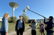 Das Filmteam und Presenterin Lena Ganschow im Gespräch mit Dr. Jens Berdermann am Deutschen Zentrum für Luft -und Raumfahrt in Neustrelitz.