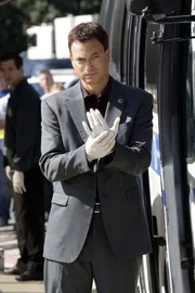 Detective Mac Taylor (Gary Sinise) muss unter Hochdruck ermitteln, um die Ursache für die radioaktive Vergiftung des Opfers herauszufinden.