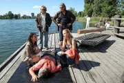 "Soko Donau", "Sein und Schein." Die SOKO untersucht den Mord am Obmann einer Kleingartensiedlung. In der idyllischen Siedlung mit ihren liebevoll gepflegten Gärten herrscht zwischenmenschlicher Kleinkrieg. Jeder verbirgt ein schmutziges Geheimnis, jeder scheint ein Motiv für die Tat zu haben.Im Bild (v.li.): Sandra Cervik (Dr. Julia Trautmannsdorff), Gregor Seberg (Helmuth Nowak), Stefan Jürgens (Carl Ribarski), Lilian Klebow (Penny Lanz).
