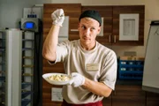 Cateringmann Tim (Felix Lobrecht) versucht mit Humor, die Stimmung zu heben.