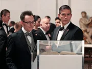L-R: Harold Finch (Michael Emerson) und John Reese (Jim Caviezel)