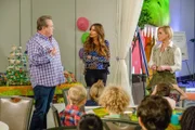 Cameron Tucker (Eric Stonestreet, hinter l.), Gloria Delgado-Pritchett (Sofía Vergara, hinter 2.v.l.)