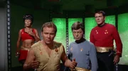 L-R: Uhura (Nichelle Nichols), James Tiberius 'Jim' Kirk (William Shatner), Dr. McCoy (DeForest Kelley) und Chekov (Walter Koenig)