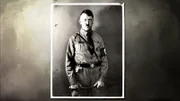 Adolf Hitler / Anfang der 20er Jahre des 20. Jahrhunderts deutet in den Lebensumständen des gescheiterten Kunstmalers Adolf Hitler nur wenig auf seine spätere kometenhafte politische Karriere hin. Sein krudes Gedankengut und seine perfiden Pläne zur Eroberung der Welt und zum Völkermord an den Juden nehmen aber bereits Gestalt an. Die zweiteilige Dokumentation „Hitler - Sein Weg zur Macht" untersucht das Leben des späteren „Führers und Reichskanzlers", trennt Fakten von Fiktion und zeigt auf dem neuesten Stand der Forschung, wie ihm der Aufstieg in höchste Ämter und Würden gelang.