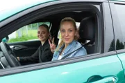 v.li.: Laura Bilgeri und Lilian Klebow posieren für ein Foto mit dem neuen Alfa Romeo Junior
