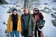 Alma (Laeni Geiseler, li.) geht die Sage der Wächterin der Berge nicht aus dem Kopf. Sie macht sich mit ihrer Mutter Lucia (Brigitte Hobmeier, Mi.) und deren Freundin Valentina (Marie-Luise Stockinger, re.) auf die Suche nach der verstorbenen Marianne.