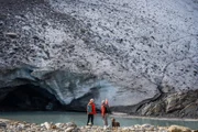 Josef Grüner der jungen Hüttenwrit des Schutzhauses Schöne Aussicht im Gespräch mit dem Glaziolgen und Klimaforscher Georg Kaser (r.) während Servus TVs "Bergwelten - Das Schnalstal" am Schnalser Gletscher in Südtirol, Italien.
