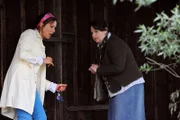 Yvonne bemerkt nicht, wie Trixi und Monika mit großen Ohren an der Waldhütte lauschen. Von links: Trixi Preissinger (Doreen Dietel) und Monika Vogl (Christine Reimer).