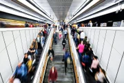 Menschenmenge bei einer U-Bahn-Haltestelle