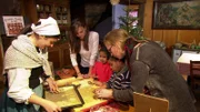 Weihnachtsbaeckerei im Écomusée d'Alsace.