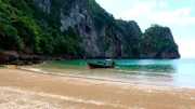 Thailands Südwesten besticht mit einer faszinierenden Inselwelt: Ausgedehnte Sandstrände, versteckte Buchten und kristallklares Wasser locken Urlauber aus dem In- und Ausland.