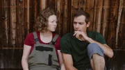 Eva und Jakob grübelnd vor der Scheune.