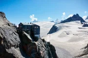 Panorama mit der Bertolhütte auf 3311 Meter Höhe.