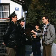 Von links: Moosgruber (Max Grießer), Helmut Heinl (Elmar Wepper), Inge (Monika Baumgartner) und Herr Keller (Erich Hallhuber jun.).