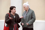 Theresa und Monika wundern sich, wo der Pfarrer bleibt. Schließlich fängt die Messe gleich an.