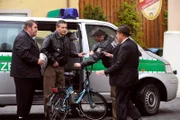 Die Polizei erteilt Neuner wegen des frisierten Radls einen Strafzettel. Von links: Pfarrer Neuner (Peter Rappenglück) und Bürgermeister Schattenhofer (Werner Rom).