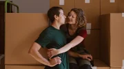 Eva und Jakob Arm in Arm.