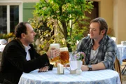 Gregor und Hubert nähern sich freundschaftlich aneinander an. Von links: Hubert Kirchleitner (Bernhard Ulrich) und Gregor Brunner (Holger M. Wilhelm).