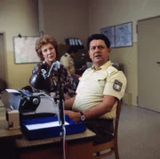Frau Seibel (Veronika Fritz) und Moosgruber (Max Grießer).