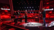 Moderator Jörg Pilawa (r.) mit den Kandidaten des Teams "Mannsbild": Den Schauspielern Christian Berkel (l.) und Sky du Mont (2.v.l.), sowie dem Quizexperten Eckhard Freise (M.).