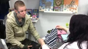 Jacky (24) verkauft Kindersachen im Second Hand-Laden. Ihre beiden Töchter leben in einer Pflegefamilie.