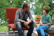 Weltenbummler Will Hillinger (li: Marek Erhardt) findet sich immer besser in seine Rolle als Patenonkel von Linus (re: Nick Julius Schuck).