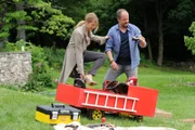 Will Hillinger (Marek Erhardt) überredet die Anwältin Alicia Charles (Ursula Karven) zu einer Seifenkistenfahrt.